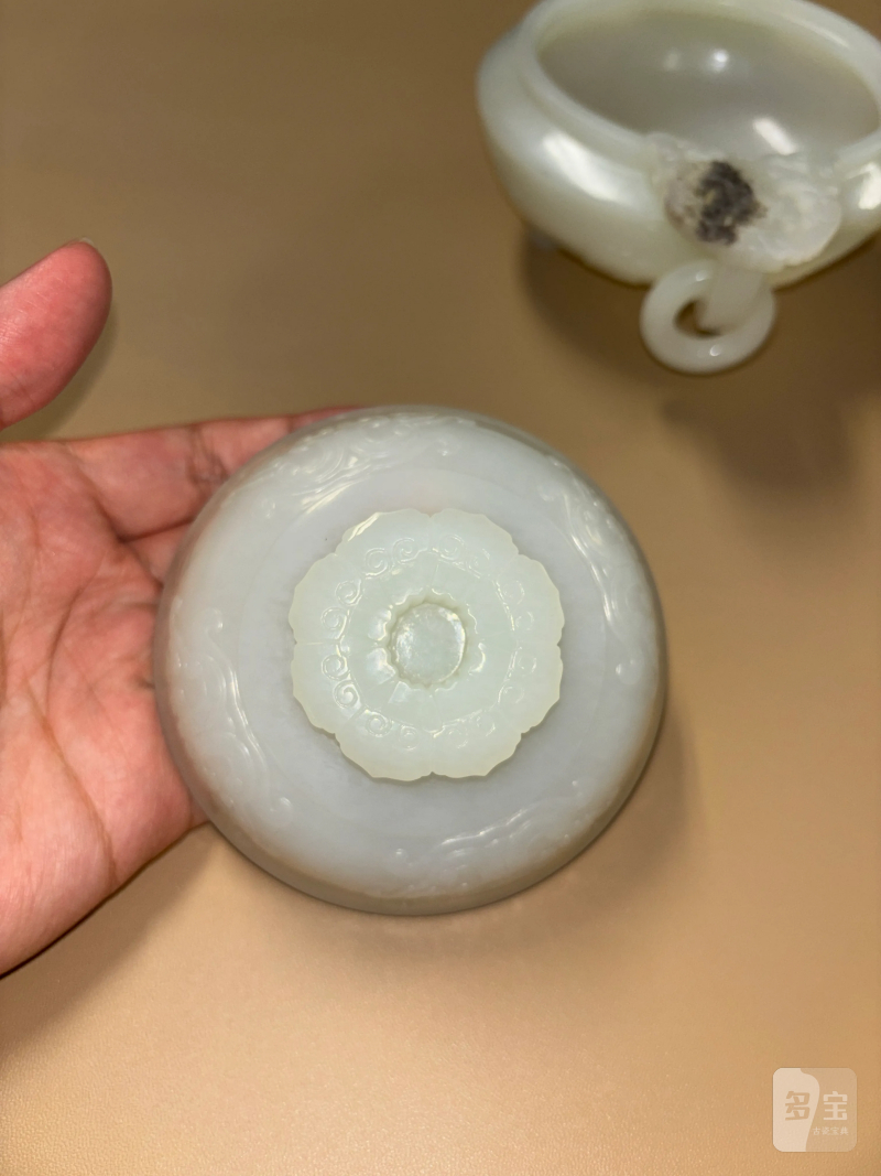 清 白玉饕餮夔龙纹双兽耳连环三足炉 - 图6